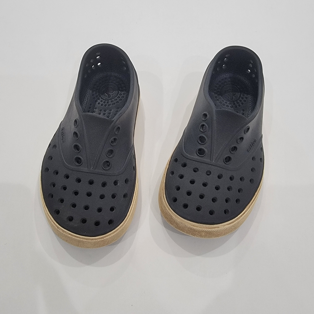 Native Jefferson Kids Black Water Shoes Size US 9
